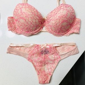 Frederick’s of Hollywood Bra and Thong Set 34B